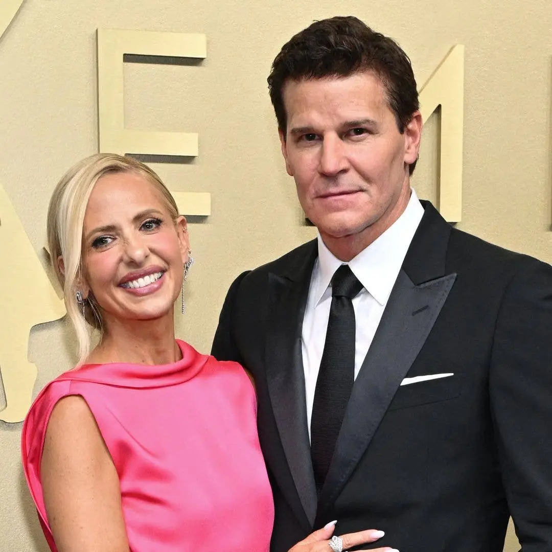 Sarah Michelle Gellar e David Boreanaz se reuniram no tapete vermelho dos Emmy Awards, 23 anos depois do fim de Buffy t…