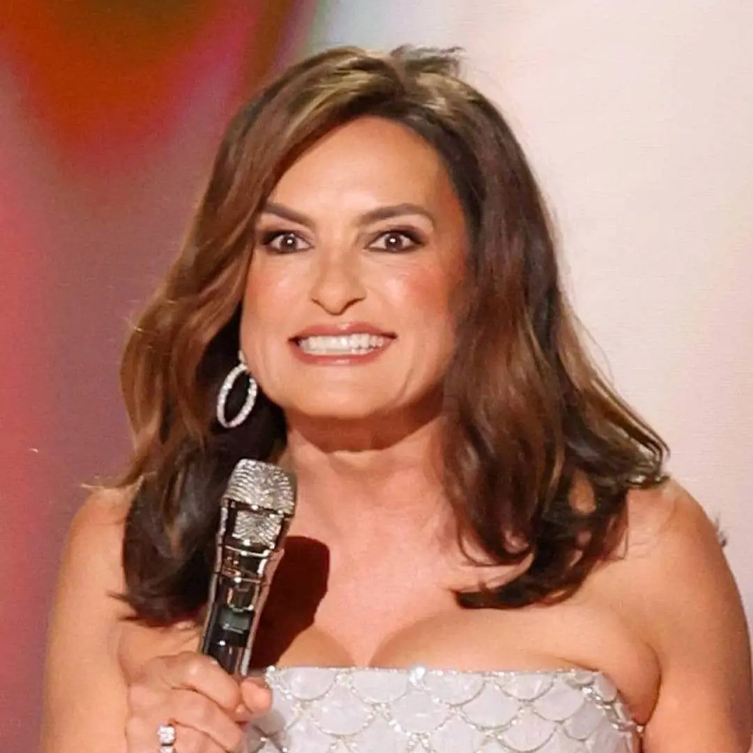 Mariska Hargitay usou vários vestidos incríveis como anfitriã nos Emmys de 2026. Gosto muito de ver como ela se veste, …