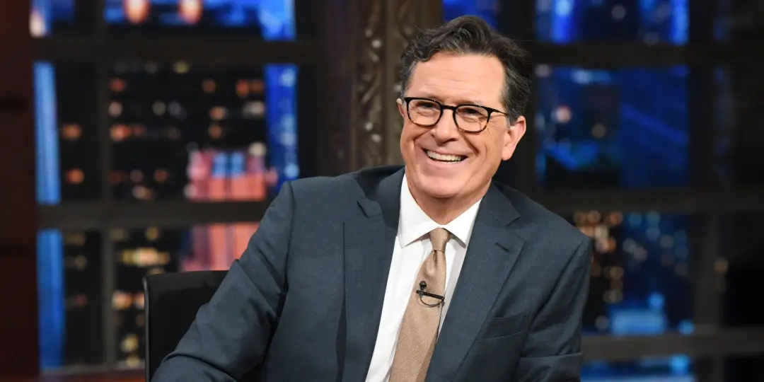 Stephen Colbert encerrou sua fase na TV noturna com um prêmio importante no Emmy. Esse tipo de reconhecimento mostra o …