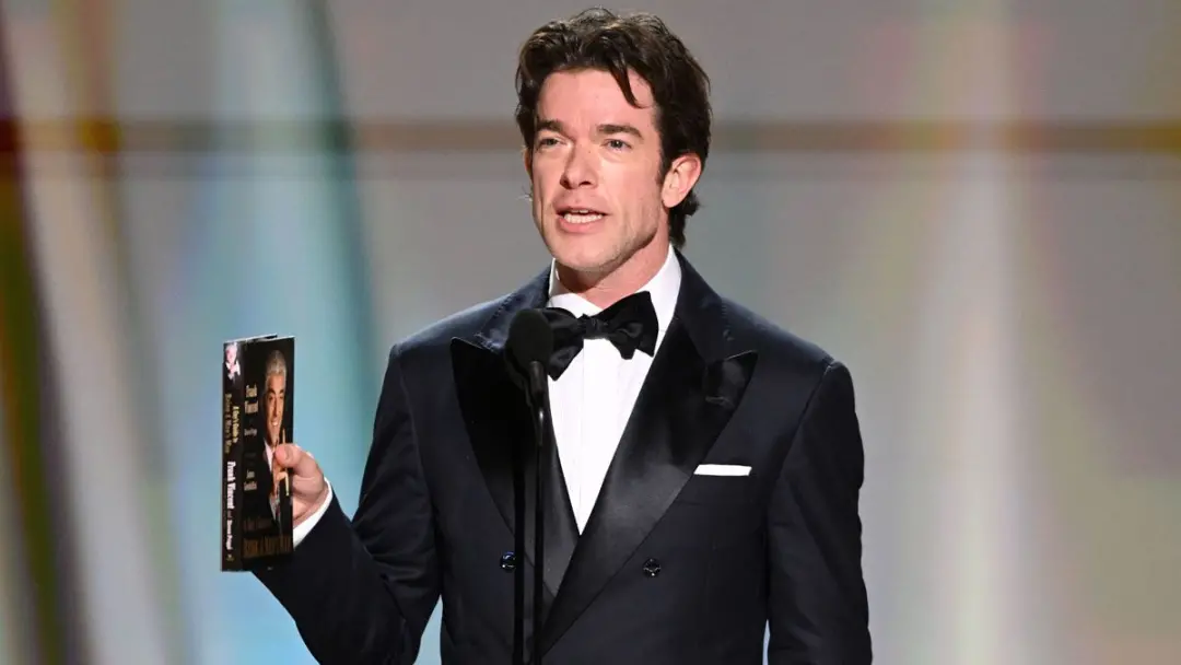 John Mulaney fez uma introdução estendida no Emmy de 2026, falando sobre o ator principal em série dramática. Aquele mo…