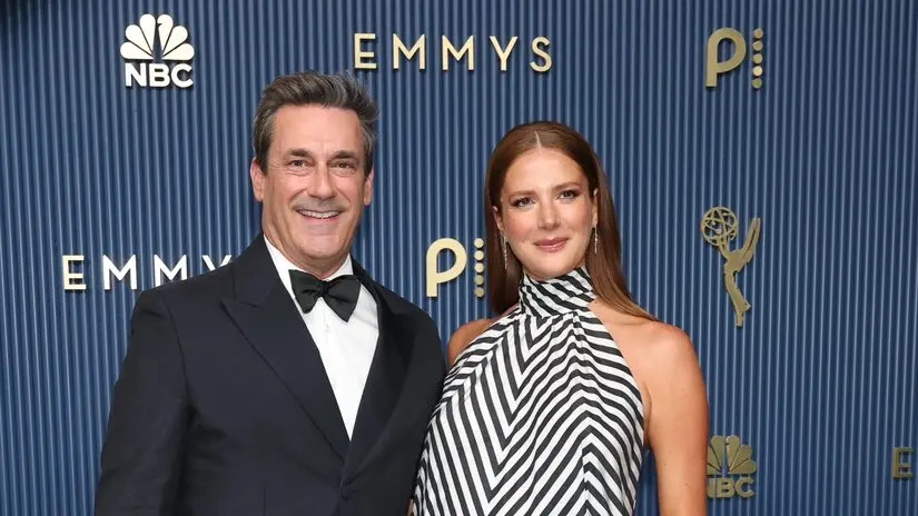 Jon Hamm e Anna Osceola revelaram a gravidez no tapete vermelho do Emmy de 2026. É bom ver um casal construindo a famíl…