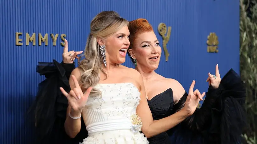 Lisa Ann Walter e Elaine Hendrix mostraram a amizade de vinte e seis anos no tapete vermelho dos Emmy Awards 2026. A co…