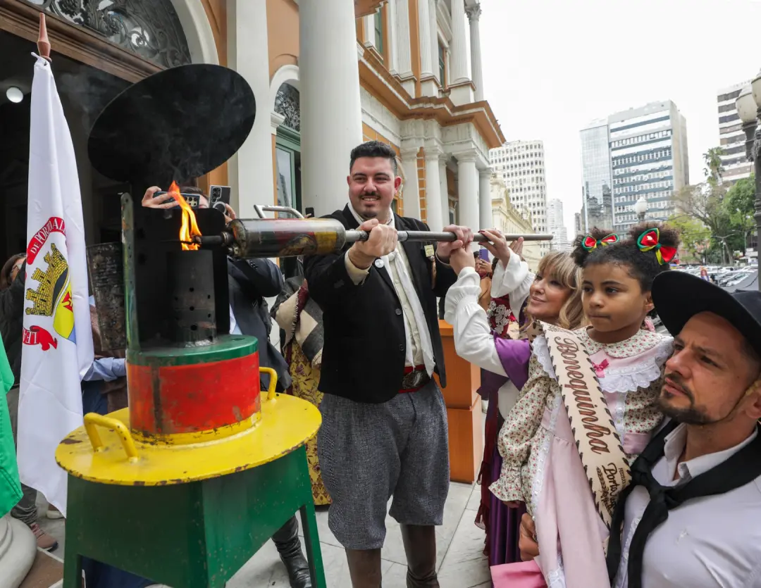 A Chama Crioula chegou em Porto Alegre em segunda, 14, marcando a Semana Farroupilha de 2026. O fogo representa a renov…