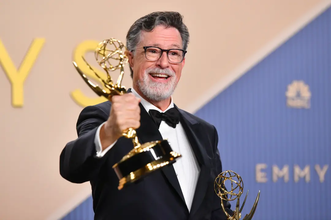 Stephen Colbert ficou surpreso ao ganhar o Emmy de 14 anos e descobrir que não existe mais Viacom. É estranho a forma q…