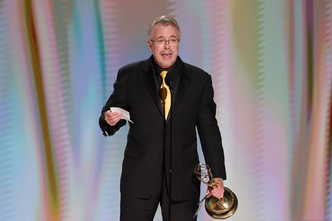 Vince Gilligan ganhou seu primeiro Emmy individual por escrita na série Pluribus. É interessante ver esse reconheciment…