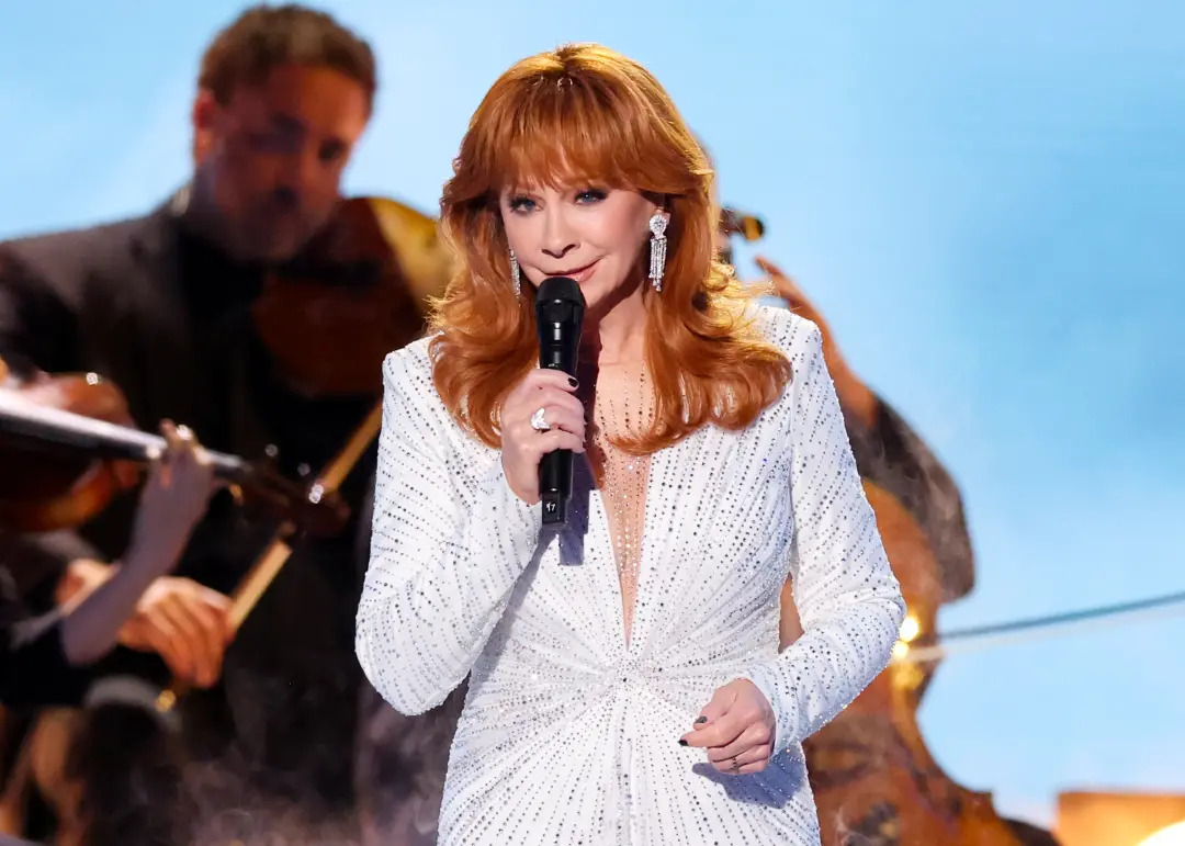 Emmys homenagearam Dolly Parton com Reba McEntire e Sally Field. A homenagem ocorreu após o falecimento da artista, e e…