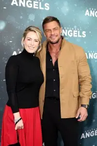 Alan Ritchson e Catherine Ritchson suspenderam o divórcio por seis meses em março, após tentarem reatar. A decisão judi…