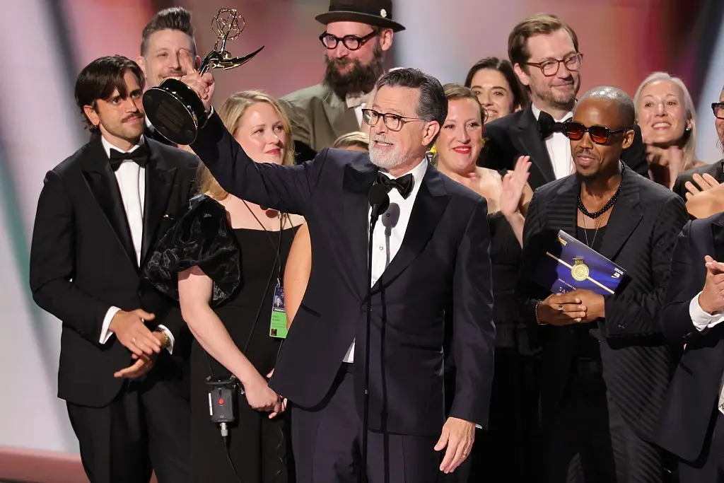 Stephen Colbert ganhou o Emmy de melhor programa de variedades mesmo com o show cancelado. Ele agradeceu à equipe e púb…
