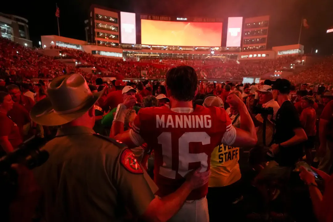 Arch Manning disse que viu uma edição de IA do Steve Sarkisian dando um tapa na Holly Rowe. A fala dele gerou comentári…
