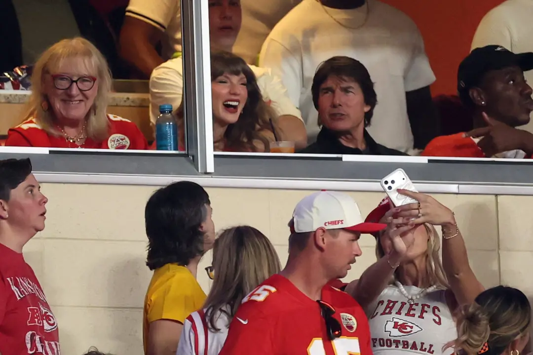 Taylor Swift e Tom Cruise estavam no Arrowhead Stadium durante o jogo da Chiefs contra Broncos no início de 2026. Ver e…