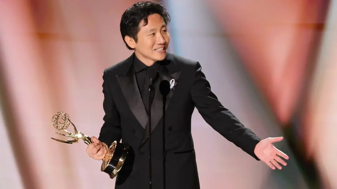 Hiro Murai, diretor asiático, ganhou o Emmy de Melhor Direção de Comédia por Widows Bay. Isso mostra como a arte, mesmo…