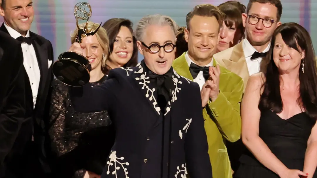 Alan Cumming pediu aos americanos para se registrarem para votar nesta semana durante o discurso nos Emmys, dizendo que…