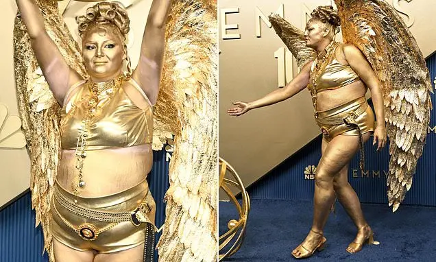 Meg Stalter vestiu o Emmy como personagem no tapete vermelho do 78o Emmy Awards em Los Angeles. A ousadia chama atenção…