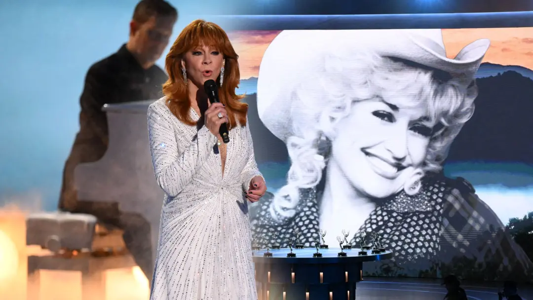 Reba McEntire e Sally Field emocionaram o público do Emmy com uma homenagem pessoal a Dolly Parton semanas após a morte…