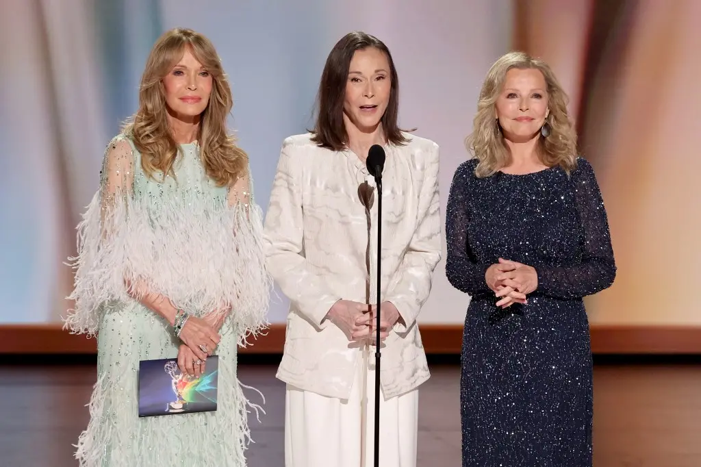 Kate Jackson, Jaclyn Smith e Cheryl Ladd apareceram nos Emmys 2026 para celebrar os 50 anos de Charlie s Angels. É bom …