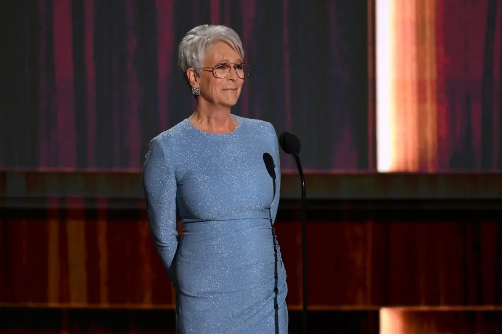 Jamie Lee Curtis chorou nos Emmys 2026 em homenagem a Rob Reiner, enquanto Noah Kahan cantava Bridge Over Troubled Wate…