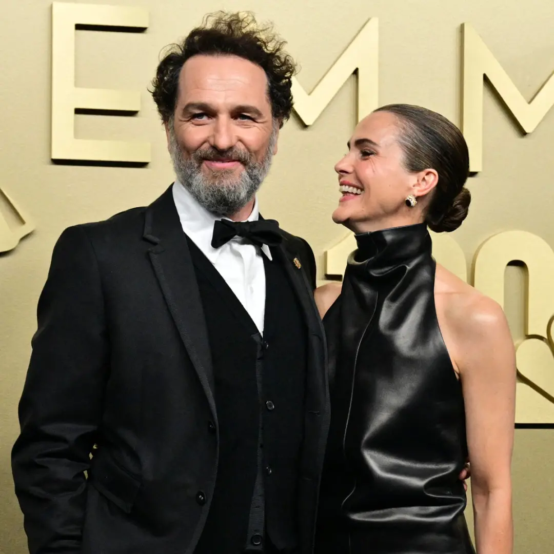 Matthew Rhys e Keri Russell têm os Emmys virando piada em casa. Os eventos estão incríveis e bizarros, segundo eles. É …
