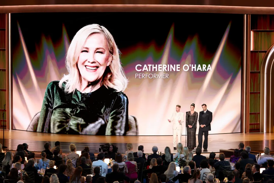 Em 10 minutos do segmento In Memoriam dos Emmys, Catherine O’Hara e Rob Reiner fecharam homenagens na cerimônia. Essa p…