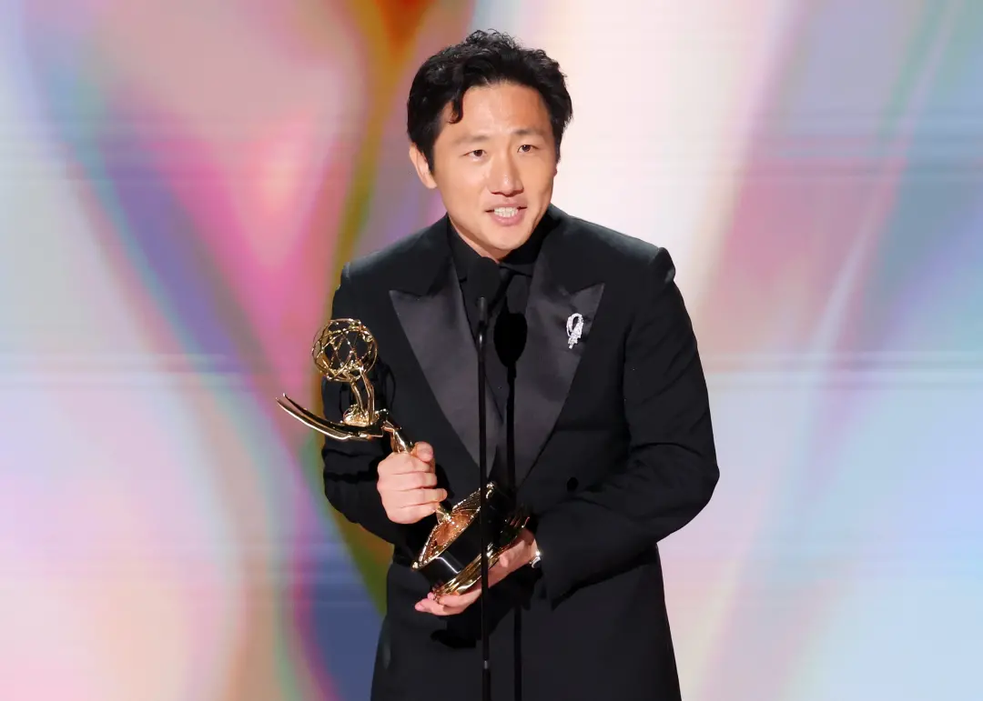 Hiro Murai ganhou Emmy de direção de comedia com Widows Bay, sendo o primeiro diretor asiatico a conquistar isso. É um …