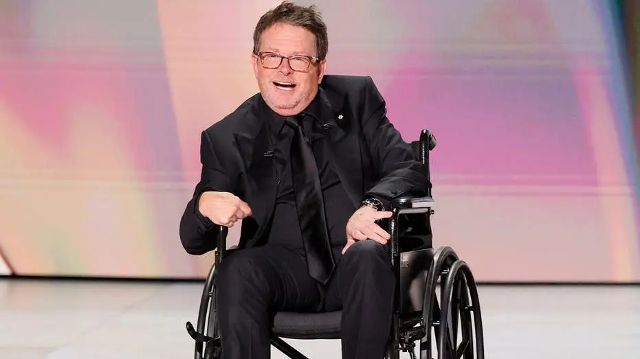Michael J Fox ganhou o prêmio Bob Hope Humanitarian Awards nos Emmys de 2026 por seu trabalho de defesa da pesquisa de …