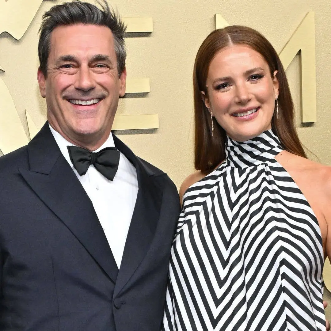 Jon Hamm e Anna Osceola apareceram juntos nos Emmy Awards em Los Angeles mostrando a barriga da Anna. É um momento de c…