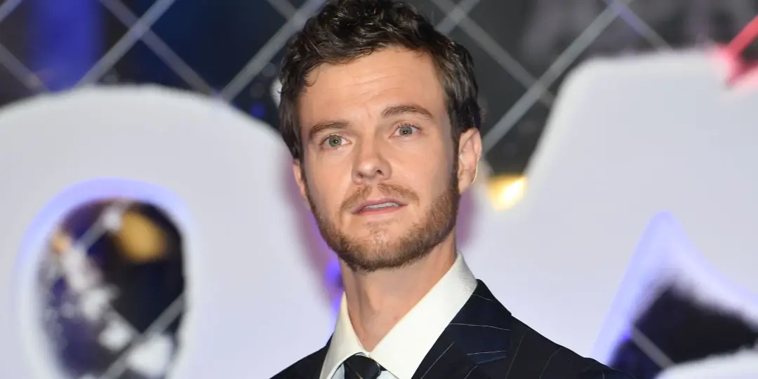 Jack Quaid dominando o streaming agora. A Netflix dando vida a filmes antigos, como Those Who Wish Me Dead, mostra como…