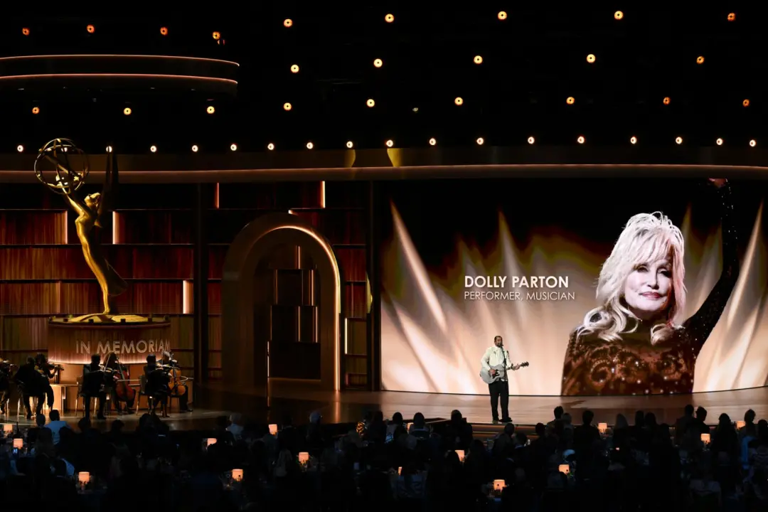 Em uma homenagem nos Emmys, Jamie Lee Curtis e outros prestaram tributo a Rob Reiner e Catherine O'Hara. É um gesto bon…