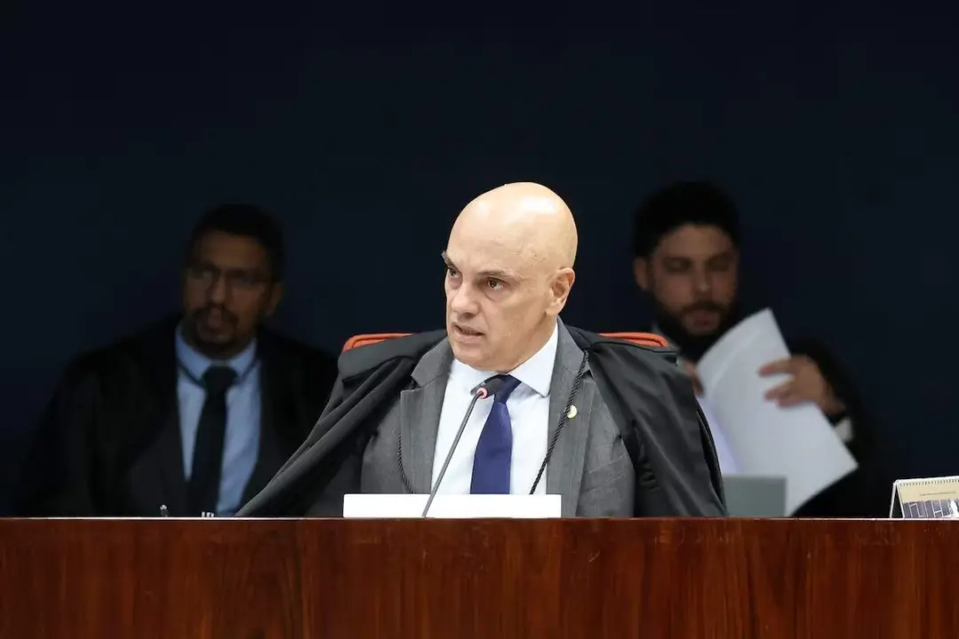 Ministra Gleisi Hoffmann devolveu R$ 50 mil antes doados por Paulo Bernardo Silva, e depois doou esse valor para si mes…