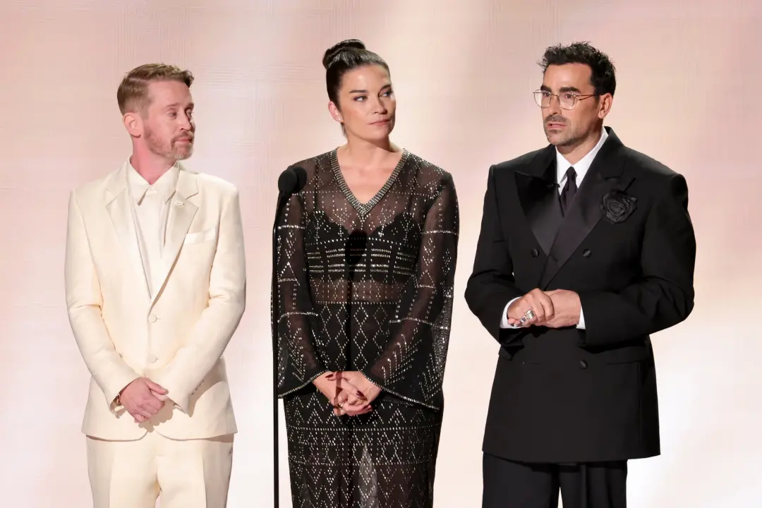 Macaulay Culkin chorou durante a homenagem a Catherine O’Hara nos Emmys de 2026. O fato é que ela já foi honrada em vár…