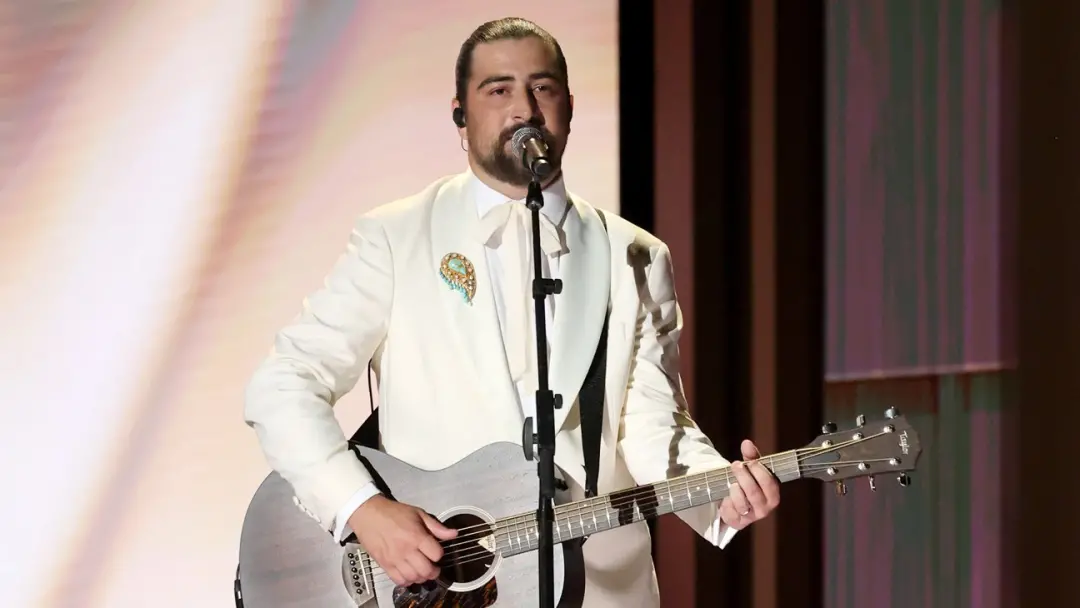 Noah Kahan cantou Bridge Over Troubled Water durante o In Memoriam dos Emmy de 2026. Gostei da demonstração de arte num…