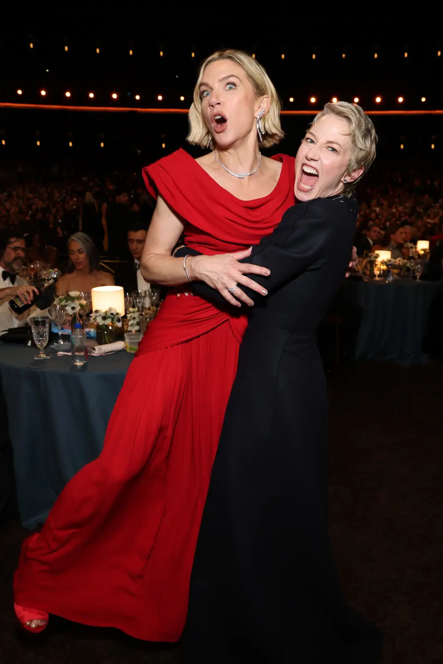 Momento de festa nos Emmys de 2026, onde alguns picos de glamour passaram despercebidos. Acho importante ver a noite co…