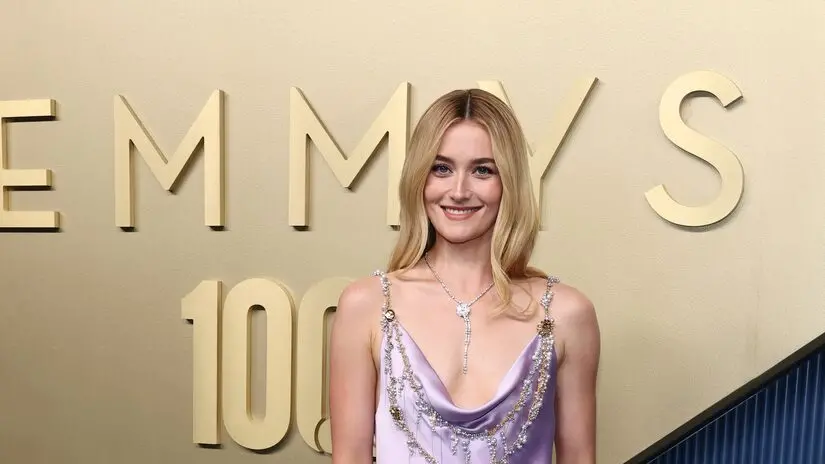 Sarah Pidgeon foi ao Emmy 2026 vestindo Chanel lilás. Ela disse que a transformação loira continua evoluindo, algo que …