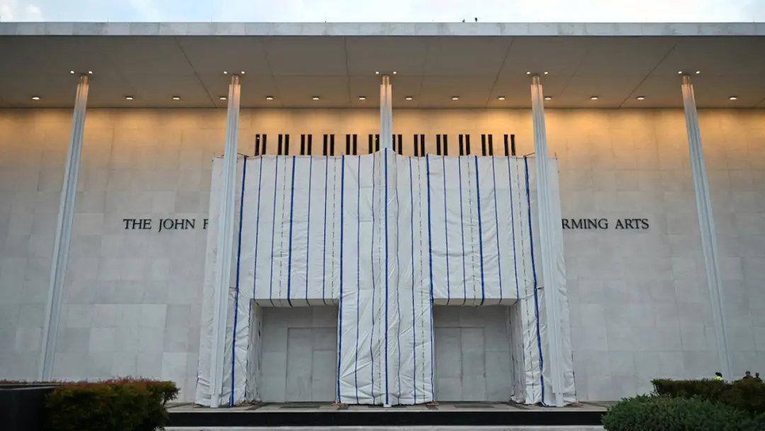 No Kennedy Center, em Washington D C, um pedaço do teto caiu durante um evento. A situação é de concreto e aço deterior…