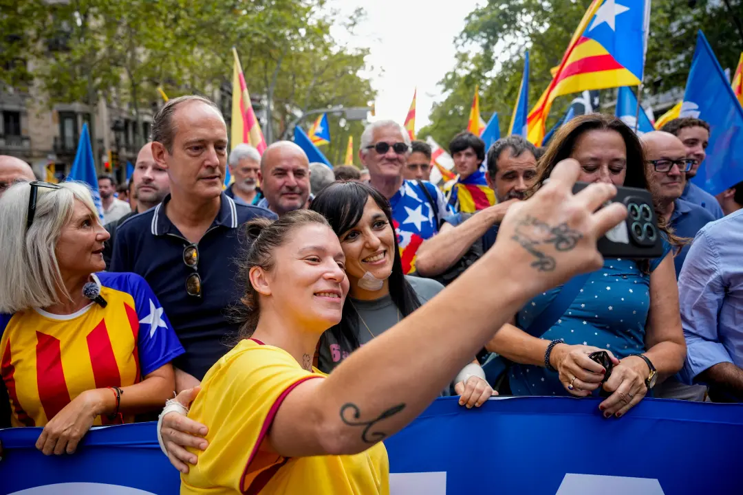 Catalunha, a educação cívica atual influencia atitudes futuras com comportamentos iliberais. O trabalho aponta que o na…
