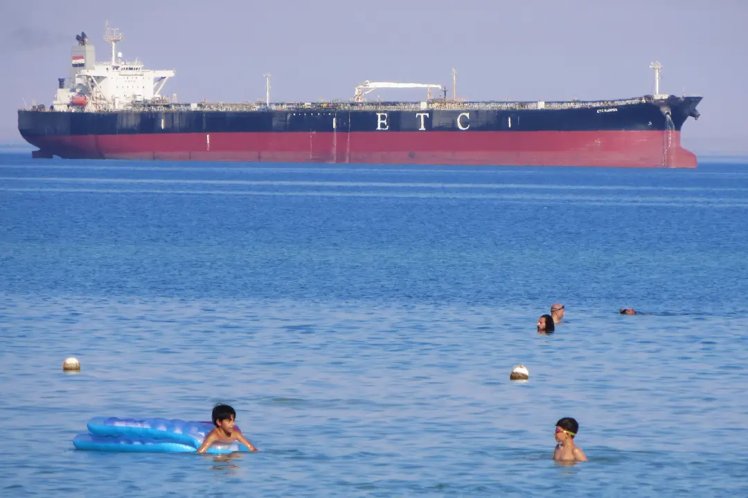 Canal de Suez treme com avanços hutis em Bab el Mandeb e o fechamento do oleoduto saudita. Essa situação atrapalha muit…