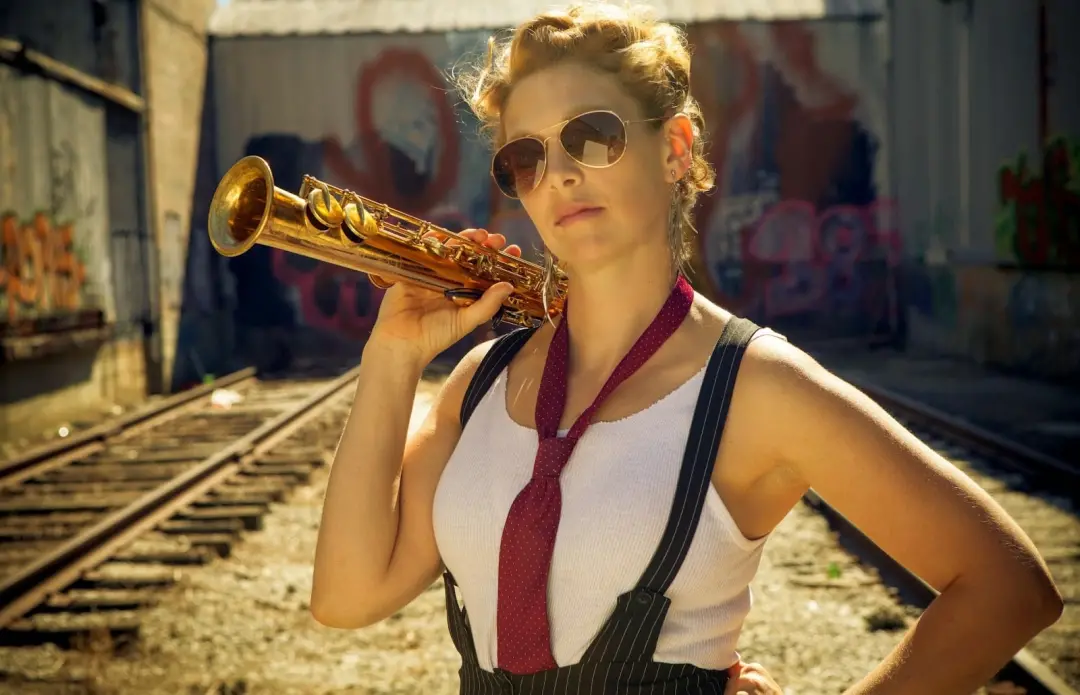 Aurora Nealand, artista de Nova Orleans, presta atenção no som de ovos fritando no óleo, achando que ele tem camadas, c…