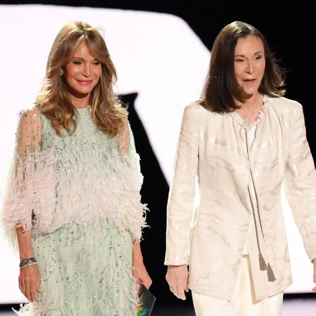 Jaclyn Smith, Kate Jackson e Cheryl Ladd se reuniram no Emmy depois de 50 anos da serie Charlie's Angels. É legal ver e…