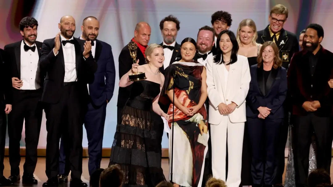 Apple TV levou 28 vitórias no Emmy de 2026 com sucessos como Widow's Bay e Pluribus. O peso de tanta premiação mostra a…
