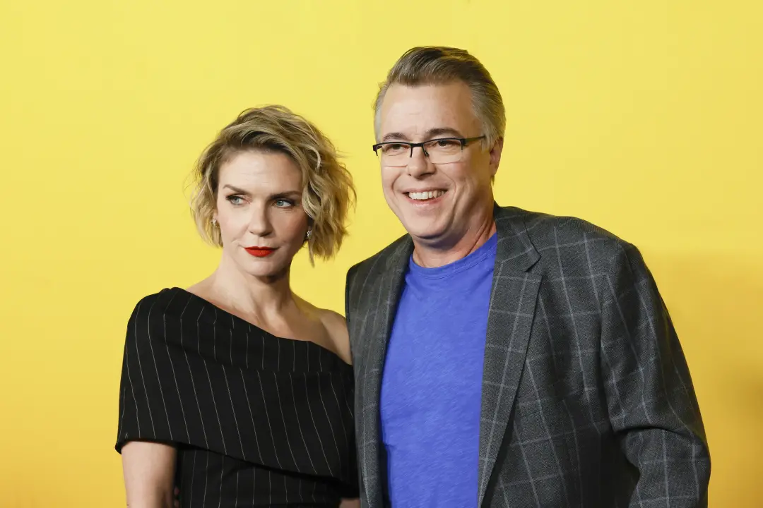 Vince Gilligan já tem os dois primeiros roteiros da segunda temporada de Pluribus prontos, segundo Rhea Seehorn nos Emm…