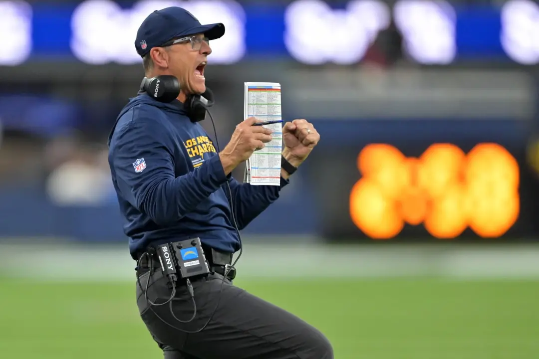 Los Angeles Chargers perdeu de 26 a 14 para Arizona Cardinals no início da temporada. Jim Harbaugh disse que lamenta nã…