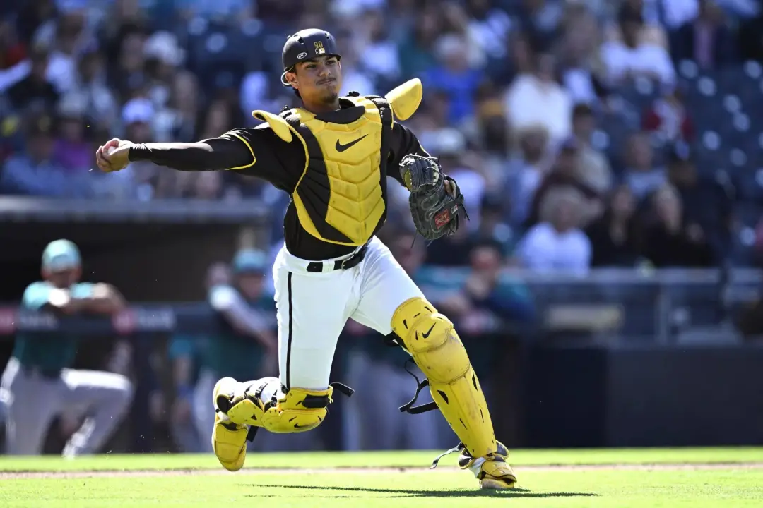 Ethan Salas, prospecto número um dos Padres, conseguiu seu primeiro hit na casa grande ao acertar um triple contra os G…