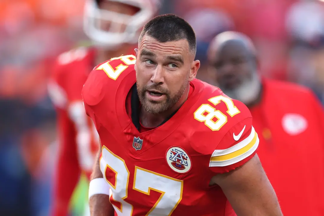 Kelce no jogo de abertura de 2026, com 59 jardas em uma corrida, alcançou a segunda posição na lista de recepções por j…