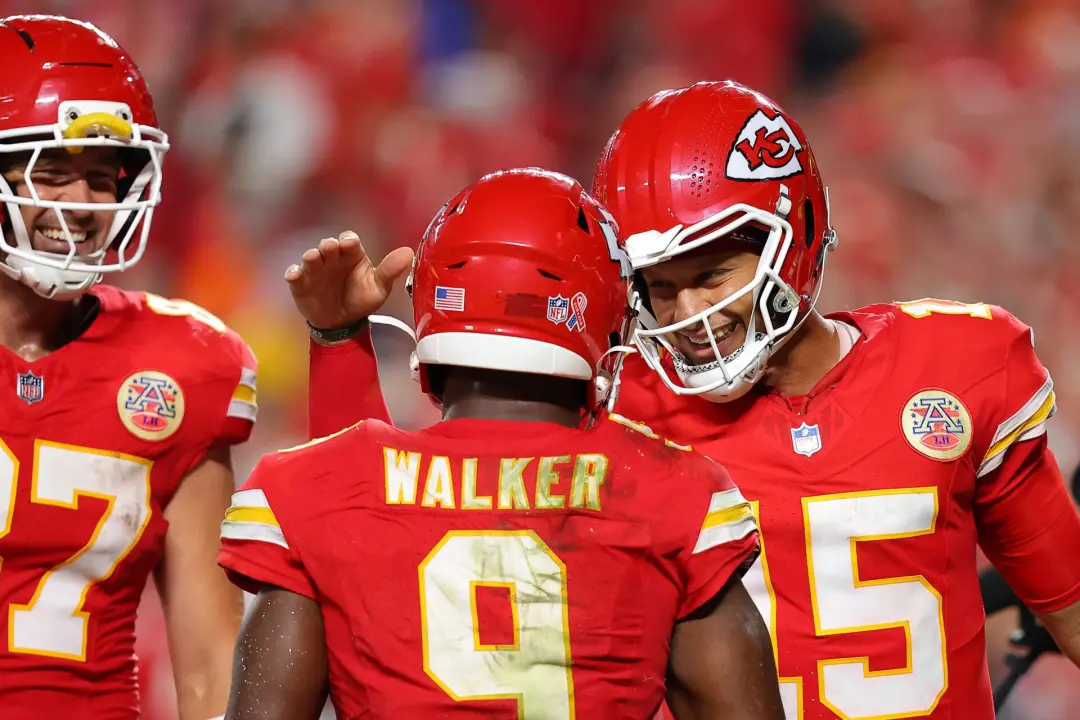 Chiefs fizeram 220 jardas de corrida em Arrowhead Stadium contra Denver Broncos, o primeiro feito assim em dez anos. Co…