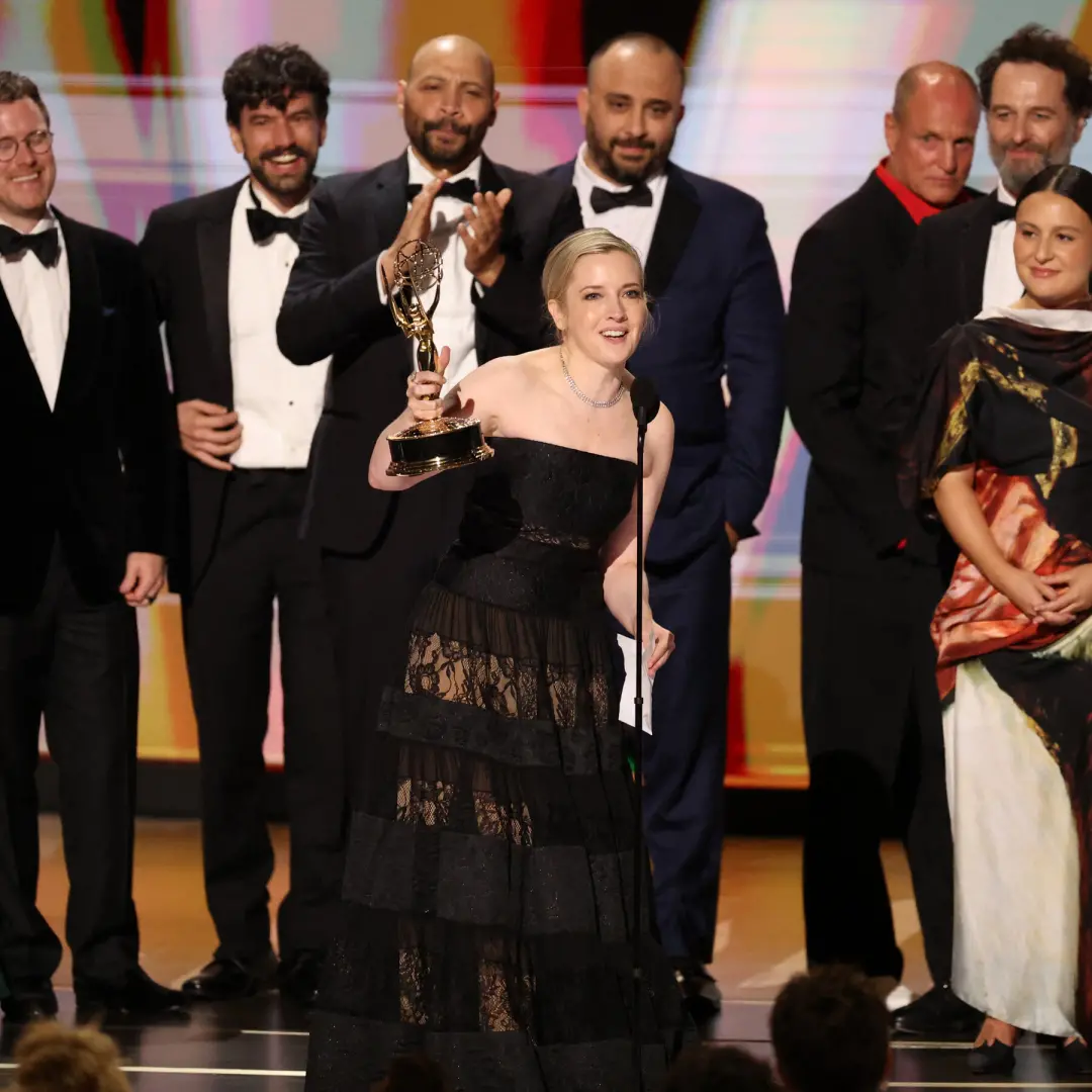 Widows Bay levou 14 Emmys no ano de 2026, conquistando prêmios de melhor comedia, atuação principal e direção. Essa vit…