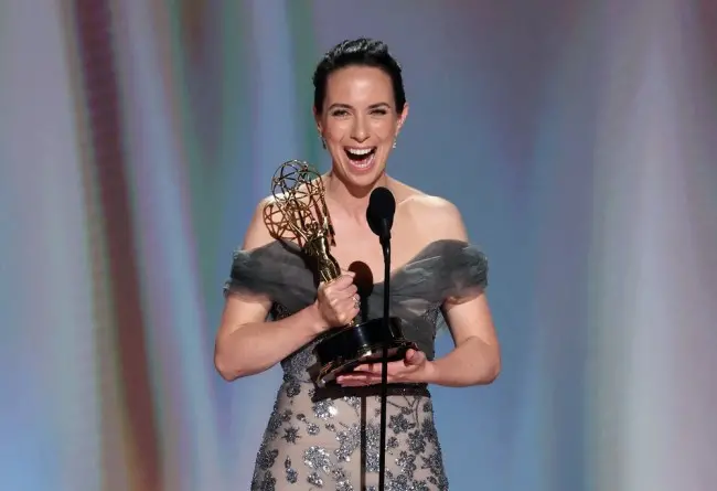 Kate OFlynn, Rhea Seehorn e Matthew Rhys foram vencedores dos Emmy, mas a cerimonia teve outras prioridades. É triste v…