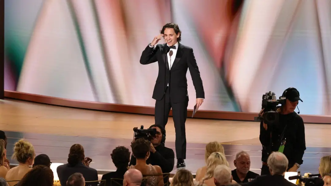 Marcello Hernandez apresentou o prêmio de melhor direção para série de comédia nos Emmys de 2026, junto com Zendaya e T…