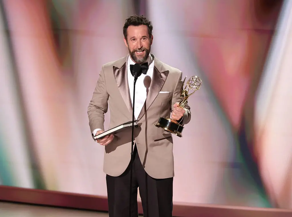 Dez atores premiados nos Emmys de 2026 foram brancos, expondo a dificuldade da diversidade na TV americana. Esse desequ…