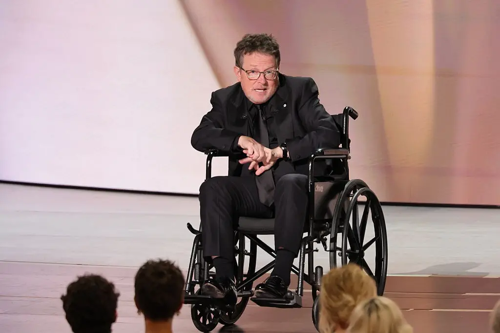 Michael J. Fox recebeu o prêmio Bob Hope Humanitarian Award em Los Angeles, reconhecendo a defesa dele contra o Parkins…