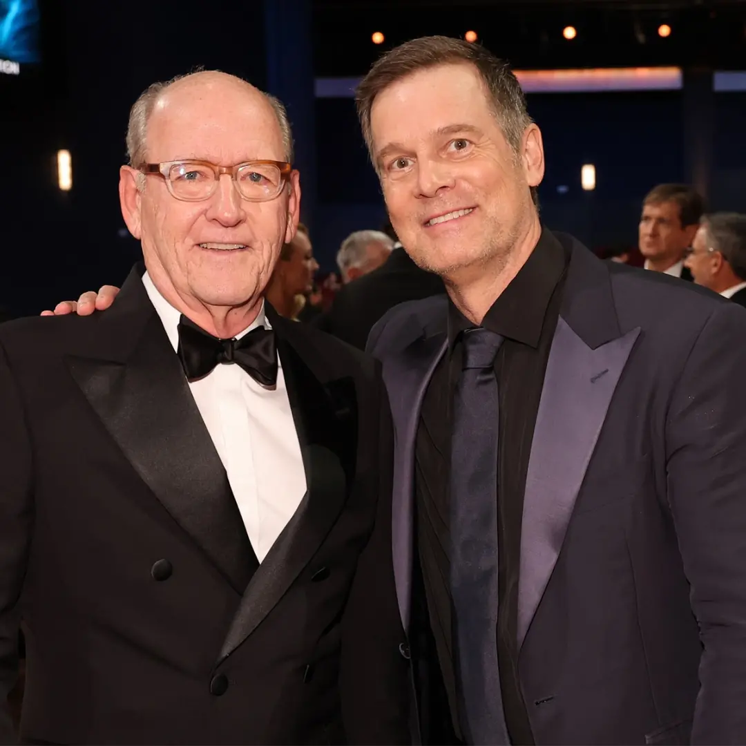 Peter Krause e Richard Jenkins se reuniram nos Emmy Awards de 2026 em Los Angeles. É um momento interessante ver atores…