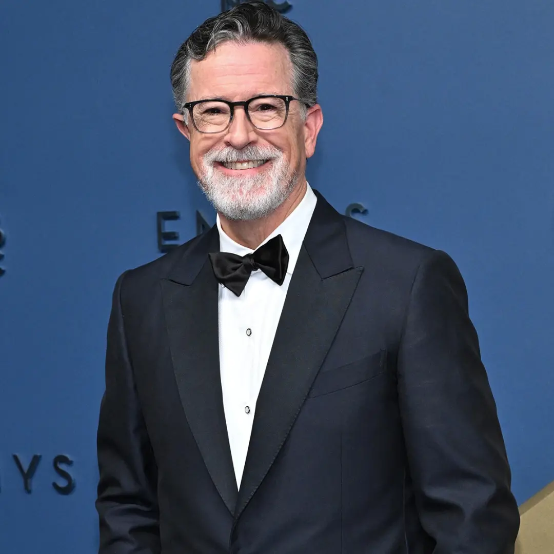 Stephen Colbert apareceu nos Emmys de 2026 com uma aparência mais desgrenhada do que o normal. Achei que era um sinal d…
